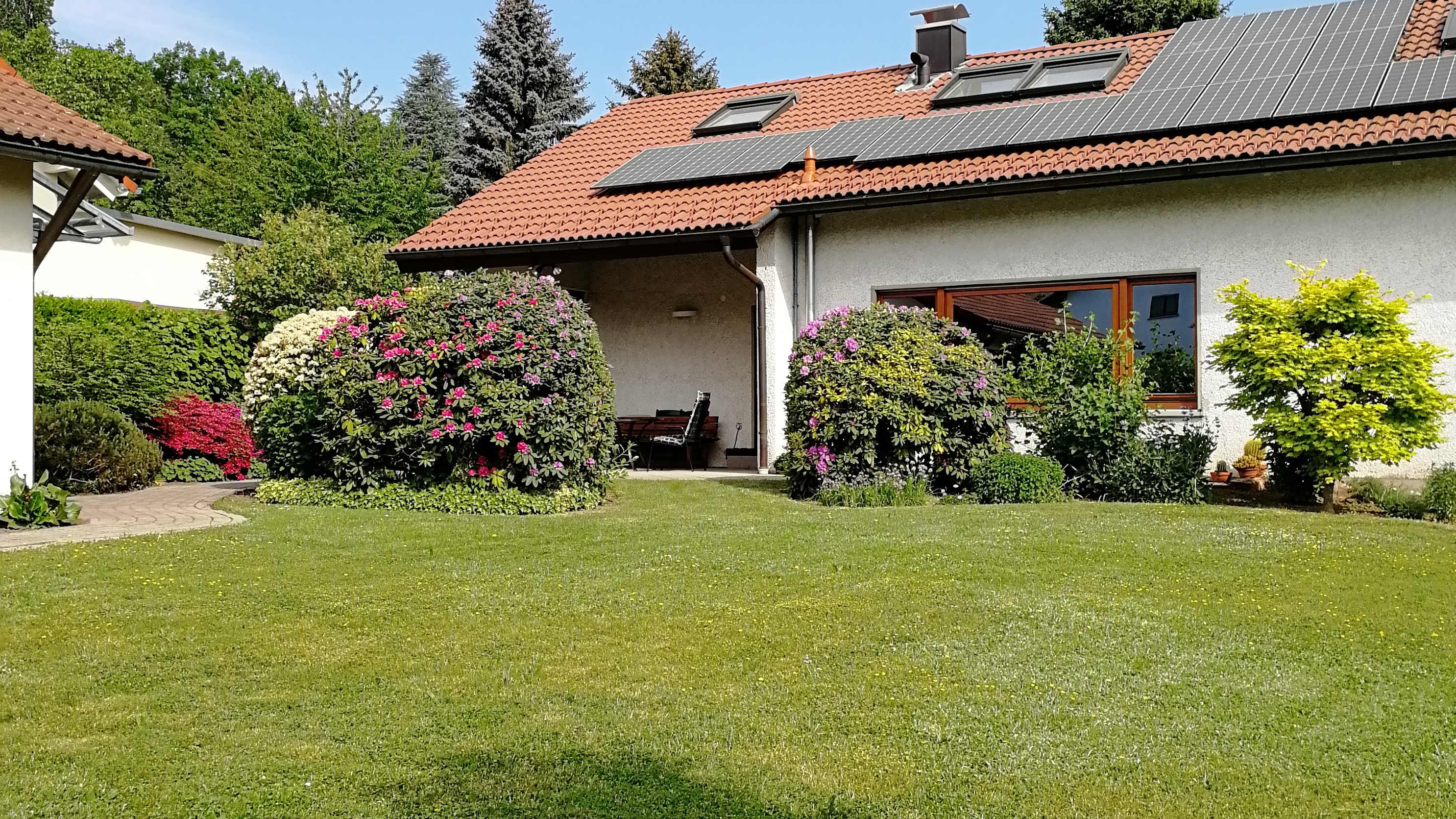 Wohnhaus mit Garten und Terrasse